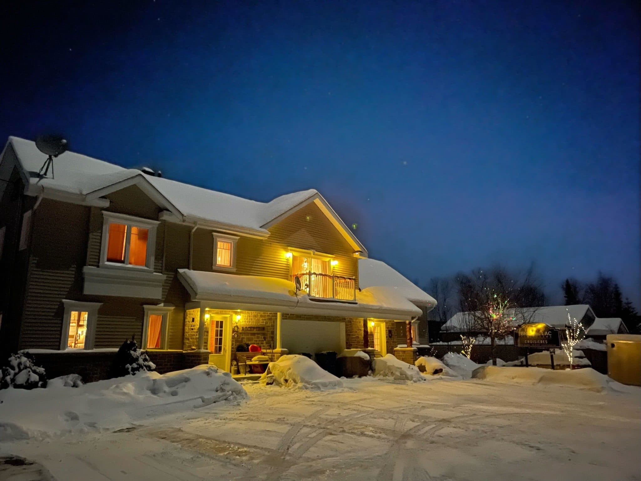 La résidence illuminée par une nuit d'hiver
